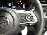 【運転の疲労を和らげる】前の車に追従する機能のスイッチを備えています。高速道路などでアクセル操作を補助し快適でゆとりある長距離クルージングを楽しめる便利な装備です。