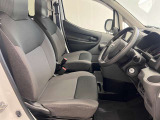 ゆったりと座れる運転席シートですのでストレスなく運転が出来ますよ!