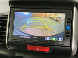 リバースギアに入れるだけで後方の表示へ切り替わります。夜間や雨の日の駐車も楽になりますよ。