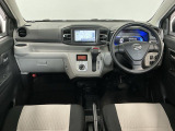 【インパネ】運転のしやすさを最優先に設計された見晴らしの良いフロントビュー。車両間隔が掴みやすく狭い道でも安心♪「安全」と「品質」を最優先に、安心してお乗りいただけるクルマを提供いたします。