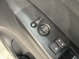 狭い駐車場で便利な電動格納ドアミラーが付いています。