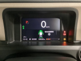 デジタル表示のスピードメーターとタコメーター、燃費やオドメーターなどの表示の他に、ホンダセンシング機能などの表示もできる多機能なマルチインフォメーション・ディスプレイです。