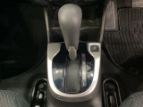 CVT車のセレクトレバーです。低速から高速まで、変速ショックのないスムーズな走りを実現するとともに、エンジン効率のよい領域を維持することで燃費にも貢献します