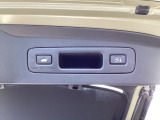 ハンズフリー機能付きパワーテールゲートで、重い荷物を持っていても足をかざすだけで開閉可能。予約クローズ機能により、離れると自動で閉まるため、積み込み後もスムーズに移動できます。