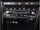 2ゾーンオートエアコン、シートヒーター付きです!運転席側と助手席でそれぞれの温度調節が可能です!