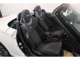 【運転席】ブラック基調のインテリアにヘッドレスト一体型のスポーツシート。シートリフターで座面の高さを調整可能です。シートヒーター・フロアマット付です。