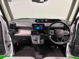360&deg;UV&IRカット機能ガラス採用。見易い計器類と運転し易いレイアウトのドライビングポジションは、極細Aピラーの採用で視角も少なく前方&左右の見切りが良く安心して運転できます。