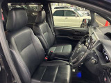 運転席の画像です。足元やシートまわりに余裕があり、リラックスした姿勢で運転が可能です。視界も良好で操作系へのアクセスもしやすく、快適で安心感のあるドライブをサポートします。