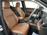 運転席のスペースはゆったりしていて、視界も広く確保されているので普段の運転からロングドライブまで快適です。
