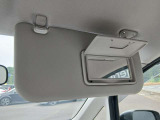 運転席サンバイザーにはバニティミラー付き