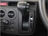 【シフトレバー】シフトもとても操作しやすいデザインになっております。運転する人の事を第一に考えた操作性の高い仕様です。