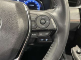 ステアリングスイッチ付きで、運転中に視線を前に向けたまま操作できます。