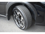 タイヤサイズは225/55R18です