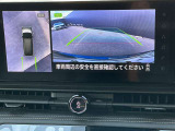 アラウンドビューモニターです。上空からお車の周りを見る感覚で表示されますので、車庫入れも簡単
