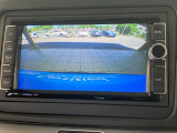 ギアをリバースに入れると車両後方の映像を映し出します。画面にはガイドラインが表示され、車庫入れや縦列駐車などの際に安全確認をサポートします。