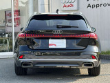 Audiのリヤディフューザーは、車両の後方での空気の流れを整え、乱流を減少させることで、走行安定性を向上させます。またスポーティで洗練された外観を提供し、全体のスタイルに一体感を持たせます。
