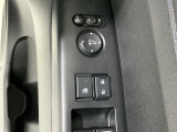 狭い駐車場で便利な電動格納ドアミラーが付いています。