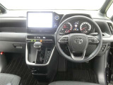 運転席からの視界はこんな感じです☆お気軽にご来店いただき、実際に座って是非お確かめください。ドライバーに寄り添う快適な操作フィールをもたらすステアリングです。