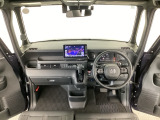 【前方視界】開放的な前方視界!運転がしやすく疲れにくいです♪窓が大きく、見通しがとっても良いおクルマですよ♪