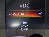 【横滑り防止】ハンドル操作や滑りやすい路面を走行中、横滑りを感知すると自動的に車両の進行を保つよう制御!