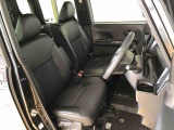 運転席の座面高さを調整できるシートリフターが付いています。フロントシートはベンチシートを採用で、座面も広く使い勝手もいいですよ♪