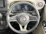 インテリアに合わせたデザインのステアリングは、運転される方のことも考え、運転しやすい形状、大きさです。是非一度、実際に触ってお確かめください。