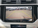 【バックモニター】後ろのカメラの映像がモニターに映し出されるので、後方の見えない死角や、障害物との距離感などもしっかり安全確認することができます。