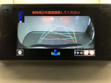 【バックガイドモニター】後方の映像をナビ画面に表示するだけでなく、ステアリング操作に連動して動くガイド線も同時に表示!予想進路の確認をしながら後退できるので便利です!