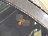 ◆ブラインドスポットモニター『左右斜め後ろを平行して走る車を認識し、車線変更の際に危険を察知するとドライバーへ警告を促します。夜・雨・トンネル内など走行時の環境が悪い時ほど便りになる安全装置です。』