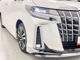 フォグランプ装着車です。暗い夜道の車両前方を明るく照らします