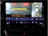 パノラミックビューモニター。車両を上から見たような映像を表示。運転席から目視しにくい車両周囲の状況をリアルタイムで確認できます。