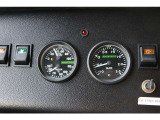 純正状態では油圧計と水温計が分かれていましたが、RACETECH製の油圧&水温計(上下に分割)を導入。それによりもう片方のメーターを同じくRACETECH製のターボブーストメーターに換装しています。