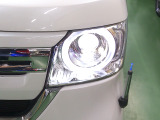 LEDヘッドライト。省電力で明るく遠くまで照らし、夜道や雨天時などの安心感を高めます。点灯の瞬間から光量を放つLEDの特性により、トンネルへの進入直後などでも安心感のある視界を提供します。