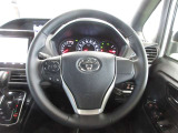 手にしっくり馴染む本革巻きステアリング。