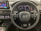 【ハンドル】運転にかかわる様々な操作を安全に行えるように視点移動が少なく操作性に配慮されたスイッチ類が凝縮されたコックピットです。