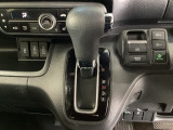 CVT車のセレクトレバーです。低速から高速まで、変速ショックのないスムーズな走りと、エンジン効率のよい領域を維持して燃費にも貢献します。サイドブレーキはスイッチ操作の電子制御パーキングブレーキです。