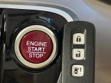 【Hondaスマートキー】カバンやポケットに入れたままでもドアの施錠・解錠が可能なスマートキーを装備。エンジンのオン・オフ時もカギを取り出す必要が無いからとっても便利です♪