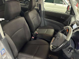 運転席の画像です。足元やシートまわりに余裕があり、リラックスした姿勢で運転が可能です。視界も良好で操作系へのアクセスもしやすく、快適で安心感のあるドライブをサポートします。