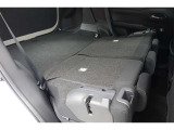 背もたれが倒れますので少々長い荷物も収納出来ますよ。