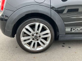 リアフォグランプが付いております。雨や霧が深い日に点灯することで、後車からの追突を防止する役割があります。