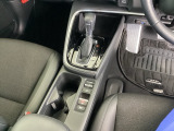 シンプルでとても使いやすいフロアシフトに、パーキングブレーキは電子制御パーキングブレーキです。