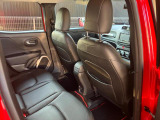【リアシート】屋根までの高さがある車のため、大人の方でも圧迫感が少なく乗車出来ます。足元は広く取られているため、ゆったりとお乗り頂けます。
