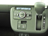 オートエアコンを装備しておりますので、四季を通じて車内を快適な温度に保つことが出来ます!高級感が有りますね!