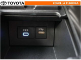 ポータブルオーディオなどの機器を接続して、車両のスピーカーで聞くことができます。