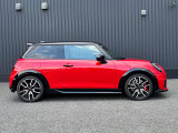 MINI正規ディーラーならではの品質の高い認定中古車を常時20台以上展示しております。