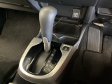 CVT車のセレクトレバーです。低速から高速まで、変速ショックのないスムーズな走りを実現するとともに、エンジン効率のよい領域を維持することで燃費にも貢献します。
