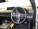 高いホールド性で運転姿勢が安定します。長距離ドライブでも疲れにくいのが魅力です。快適なドライビングライフをお送りください♪