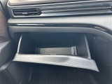 【グローブボックス】大容量のグローブボックスです!!車検証ケース他、日頃使う小物類の収納スペースもたくさんあります!