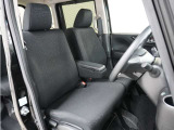 運転席のスペースはゆったりしていて、視界も広く確保されているので普段の運転からロングドライブまで快適です。