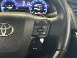 前方の車との車間を設定し、スピードを上げたり緩めたりを自動で行ってくれる追尾式の「レーダークルーズ」。上級装備の一つです!高級車にしかつかない嬉しい機能です。